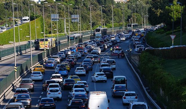 İstanbul'da trafik kabusu: Birkaç dakikalık yol 40 dakikayı aştı!