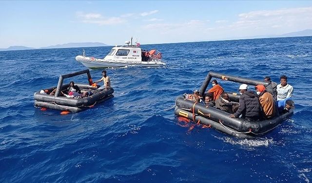 İzmir'de 48 düzensiz göçmen kurtarıldı, 58 düzensiz göçmen yakalandı
