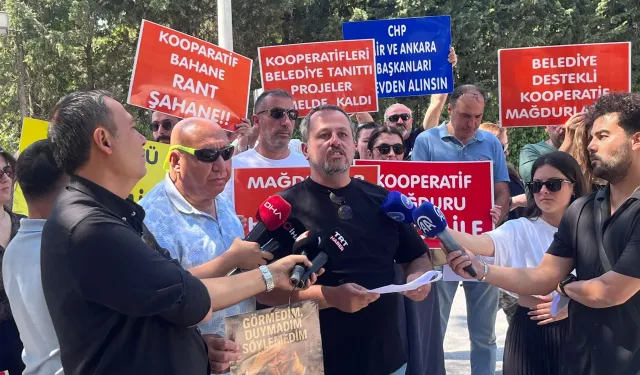 İzmir’de kooperatif mağdurları cezaevi önünde kırmızı halı serdi