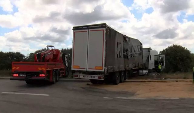 Kontrolden çıkan TIR jandarma aracına çarptı: 5 yaralı