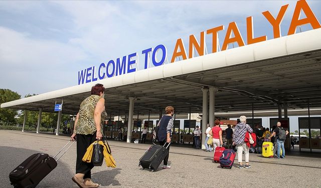 Uçaklar ardı ardına indi: Antalya’da turizm trafiği tavan yaptı!