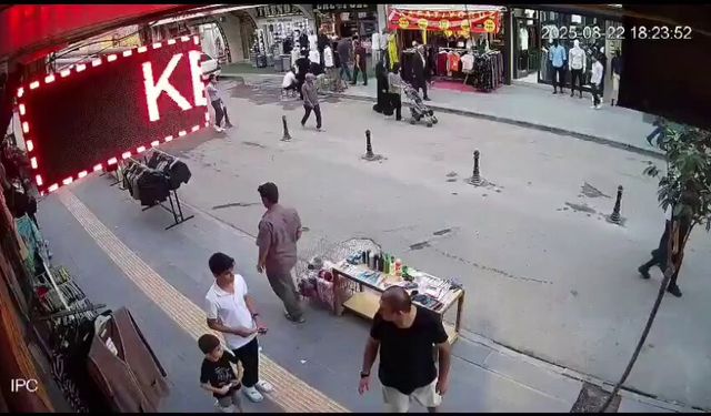 Van’da broşür dağıtırken yumruk yedi: O anlar kamerada!