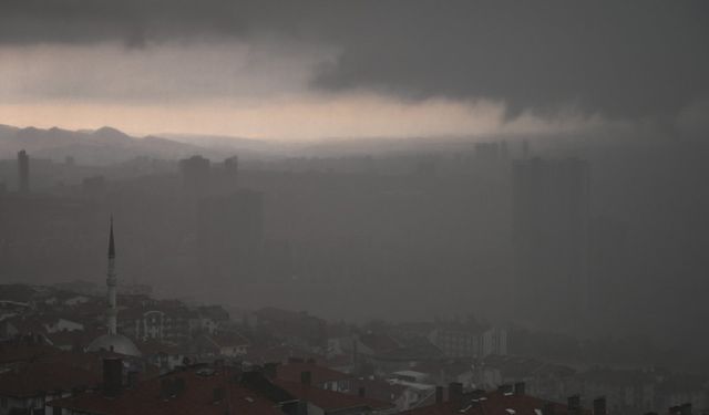 Ankara'daki sağanak yağış istinat duvarını yıktı