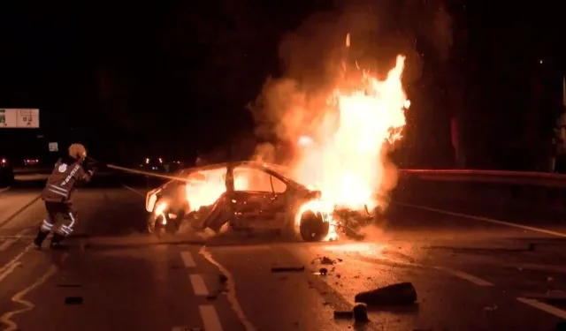 Esenler’de dehşet! Otomobil bariyerlere çarpıp takla attı, yaralılar var