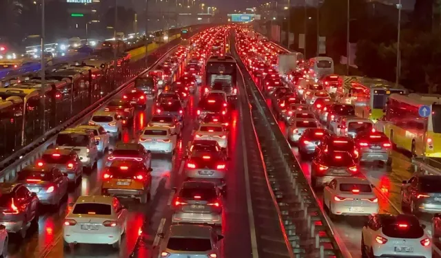 Trafik durma noktasına geldi! Yoğunluk yüzde 80'e ulaştı
