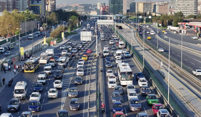 Okullar açıldı, İstanbul trafiği tıkandı!