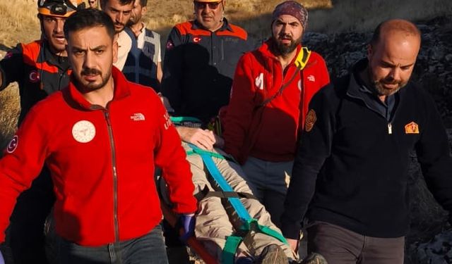 Alman bir turist Van Kalesi'nde gezerken mağaraya düştü!