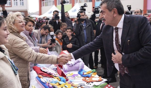 Milli Eğitim Bakanı Tekin, Gazze için düzenlenen kermesi ziyaret etti