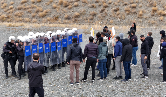 Erzincan'da çevik kuvvetten nefes kesen tatbikat