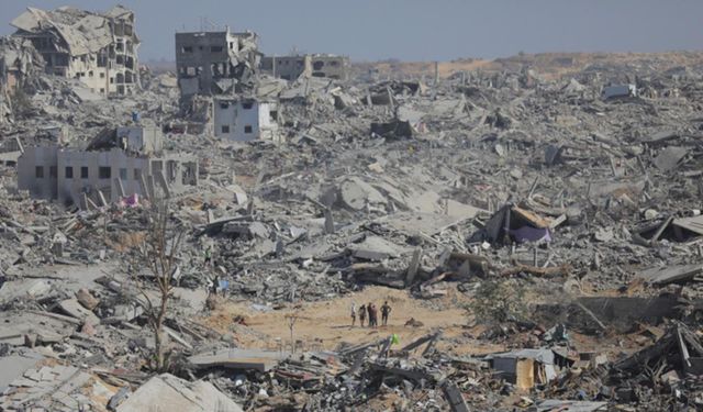 Gazze’de enkaz kaldırma çalışmaları için Mısır’dan ağır iş makineleri gönderildi