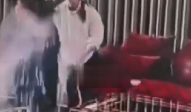 Eski komşusunun yüzüne lüks rezidansın lobisinde kaynar kahve fırlattı