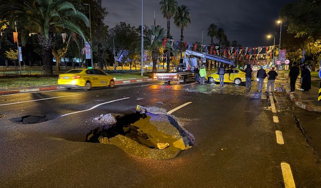 İstanbul’da sağanak: Vatan Caddesi'nde yol çöktü, taksi takla attı!