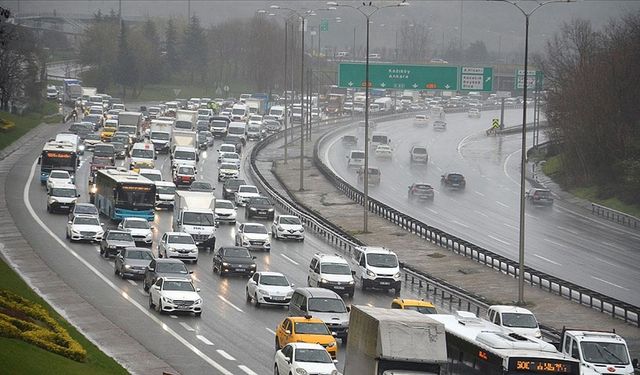 İstanbul’da yağmur trafiği felç etti: Yoğunluk yüzde 83’e ulaştı!