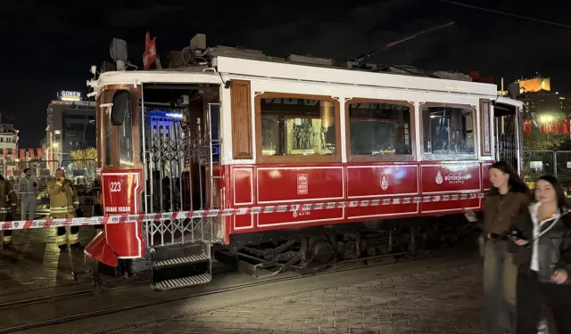 İstiklal Caddesi'nde tramvayda çıkan yangın paniğe neden oldu