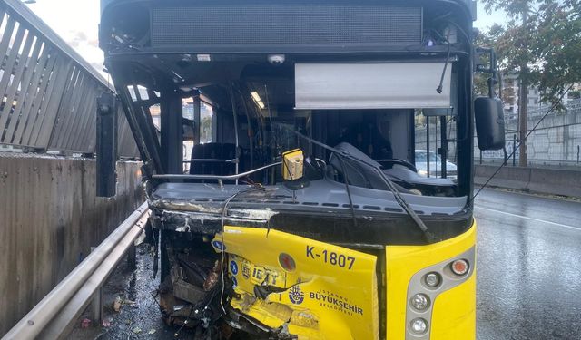 Kadıköy'de alkollü İETT şoförü bariyerlere saplandı: Yaralılar var!
