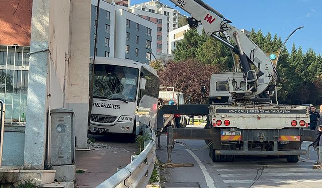 Polisleri taşıyan midibüs kaza yaptı: 7 yaralı