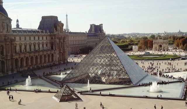 Louvre Müzesi'nde yine bir skandal!