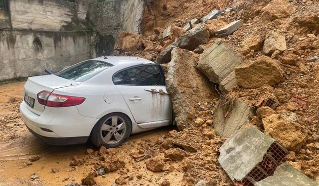 Maltepe’de aşırı yağış nedeniyle istinat duvarı araçların üzerine çöktü