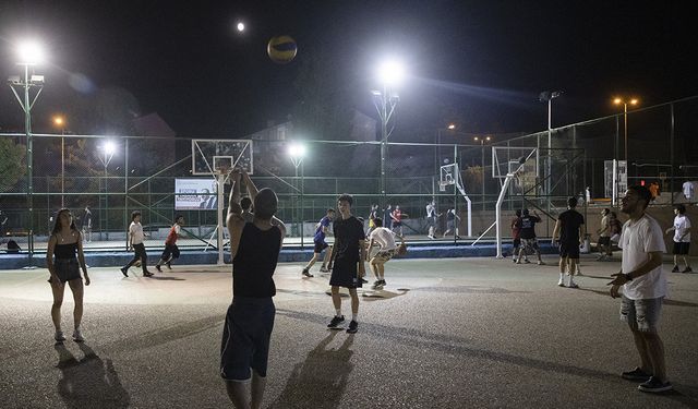 Çankaya Belediyesi’nden spor severlere müjde: Park sahaları baştan aşağı yenilendi!