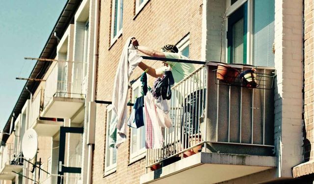 Yargıtay'dan milyonlarca komşuyu ilgilendiren emsal karar! Balkondan halı silkeledi, 3 ay hapis cezası aldı!