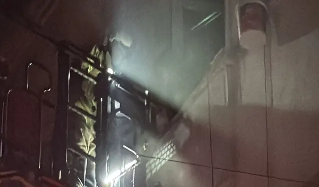 Beyoğlu'nda bodrum katta yangın: 4 kişi mahsur kaldı