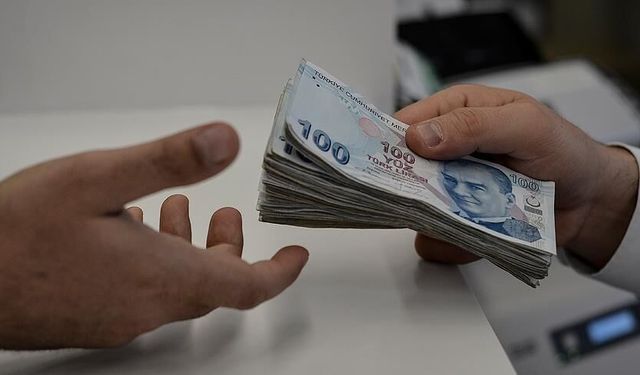 Eskişehir’de bastonlu protesto! Emekliler yağmur altında yürüdü: 'İnsanca yaşamak istiyoruz'