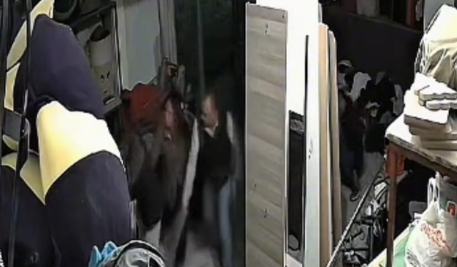 Boşanma kavgası kanlı bitti: Kukla sanatçısı, kardeşi ve oğlu darbedildi