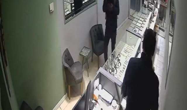 Ordu'da 5 kilo altının çalındığı kuyumcu soygunu güvenlik kamerasına yansıdı