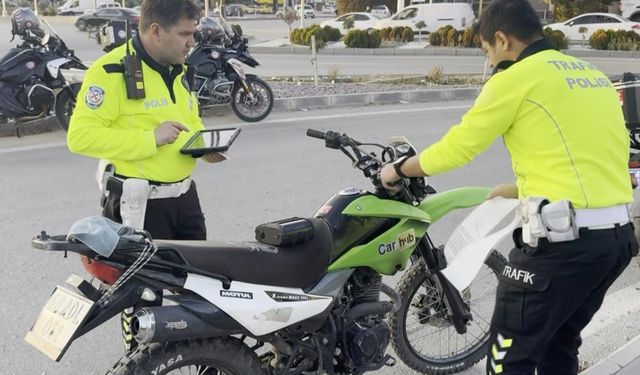 Aksaray'da 'dur' ihtarına uymadı, 15 yaşındaki ehliyetsiz sürücüye 45 bin 746 lira ceza kesildi