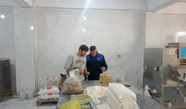 Şanlıurfa’da baklava tesisinde hijyen skandalı: Kurtlu fıstık ve küflü un görüntülendi