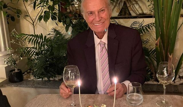 Yeşilçam'ın usta ismi Ediz Hun 85. yaşını ailesi ve dostlarıyla kutladı