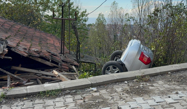 Zonguldak'ta evin çatısına otomobil düştü