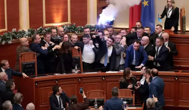 Arnavutluk’ta yolsuzluk kararı Meclis’i savaş alanına çevirdi! Meşaleler yandı, şişeler havada uçuştu
