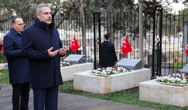 Bakan Fidan, Büyükelçiler Konferansı öncesi Dışişleri Şehitliği’ni ziyaret etti