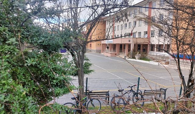 Kız öğrencilerine müstehcen fotoğraf göndermişti! O “öğretmen” tutuklandı