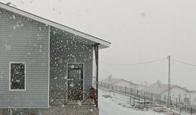 Ankara’da mevsimin ilk karı o ilçeye yağdı! Her yer beyaza büründü