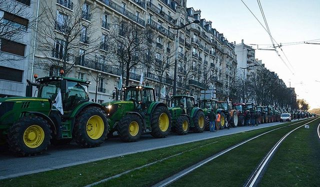 Fransa’da eylem: Çiftçiler yolları kapattı