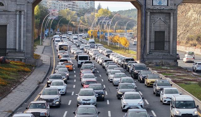 Haftanın ilk gününde Ankara’da trafik yoğunluğu! O kavşak ulaşıma kapatıldı
