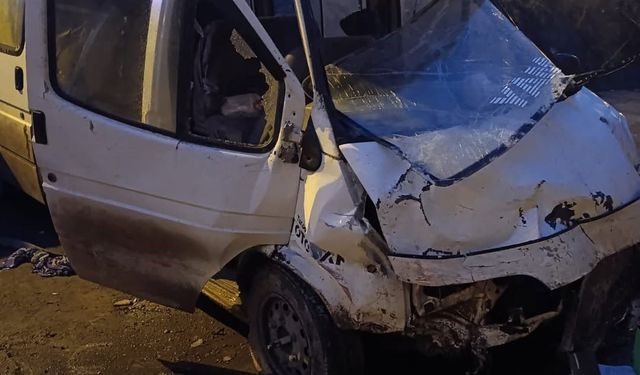 Servis minibüsü ile otomobil çarpıştı: 1 ölü, 10 yaralı