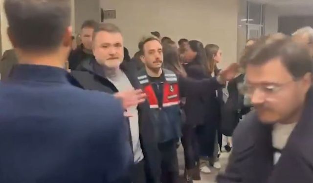 Mehmet Akif Ersoy’un da aralarında olduğu şüphelilerden biri gazeteciye saldırdı!