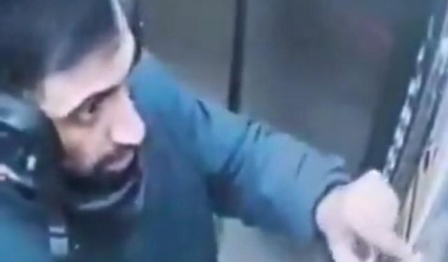 Atatürk fotoğrafına alçak saldırı: Tükürdü, yerinden söktü!