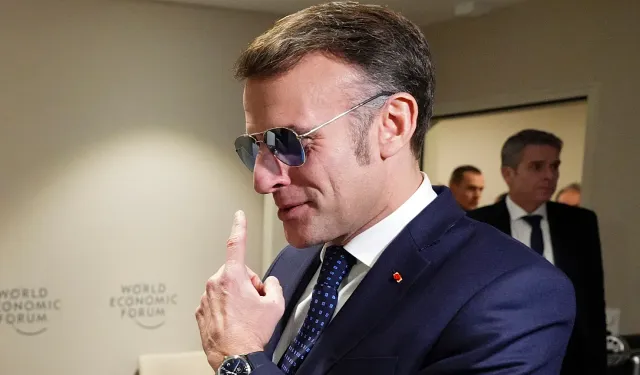 Macron'un Davos'taki 'aynalı gözlüğü' gündem oldu
