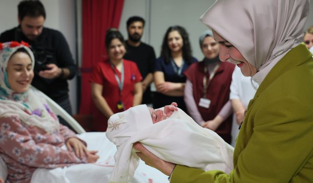 Bakanı Göktaş'tan yeni yılın ilk bebeklerine ziyaret: "Her biri berekettir"