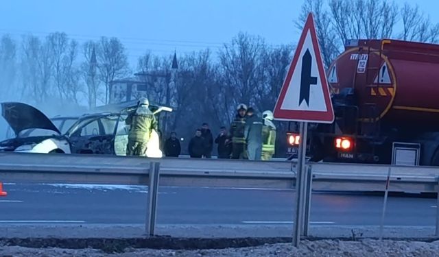 Ankara'da seyir halindeki araç alev topuna döndü