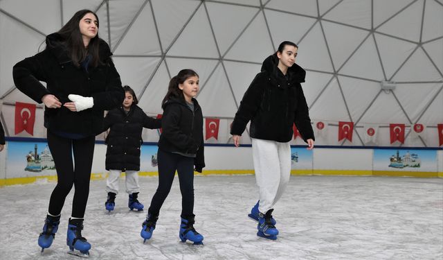 Ara tatilde çocukların adresi Keçiören'deki buz pisti oldu