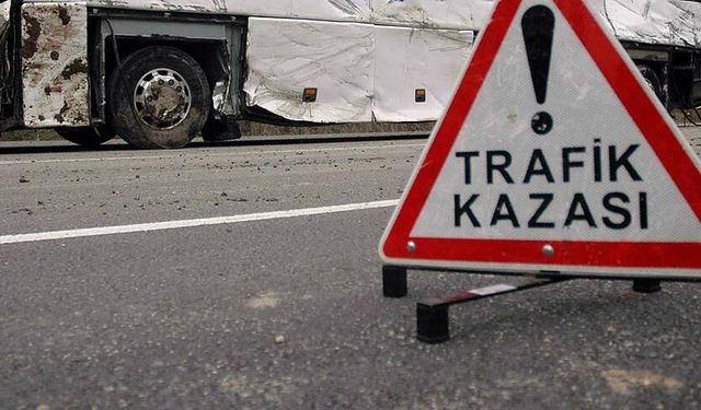 Aksaray'da minibüs ile otomobil kafa kafaya çarpıştı! Baba ve 1 yaşındaki kızı ağır yaralı