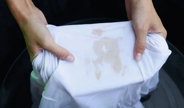 Çamaşır suyu lekesi nasıl çıkar? Kumaşa göre kesin ve güvenli çözümler