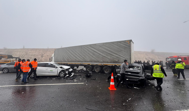 TAG Otoyolu’nda zincirleme trafik kazası: 2 kişi hayatını kaybetti!