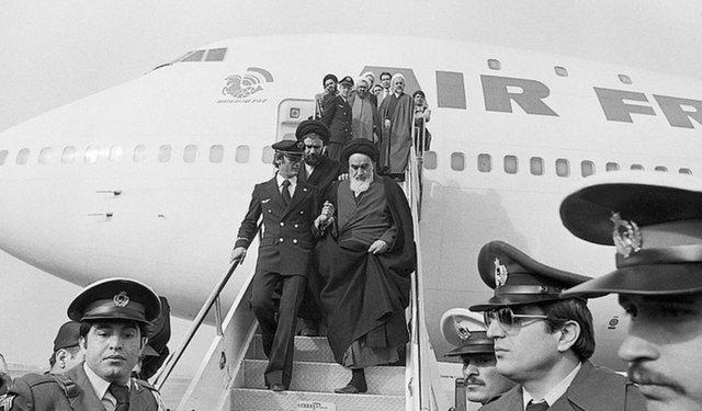 Tarihte Bugün: İran’da dengeler değişti: Şah gitti, Humeyni döndü