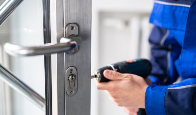 Kilitli çelik kapıda panik yapmayın